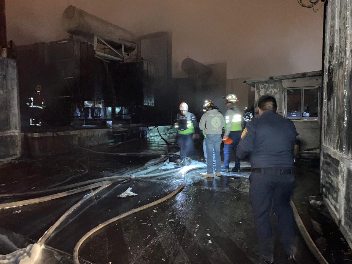 SGIRPC_CDMX's tweet photo. Personal operativo informa que el incendio en la subestación eléctrica de @Alc_Iztapalapa ha sido sofocado. Se continúa con trabajos de enfriamiento. Evita acercarte y atiende en todo momento las indicaciones de los cuerpos de atención de emergencias #TrabajandoJuntos https://t.co/kgPvAAUmwy