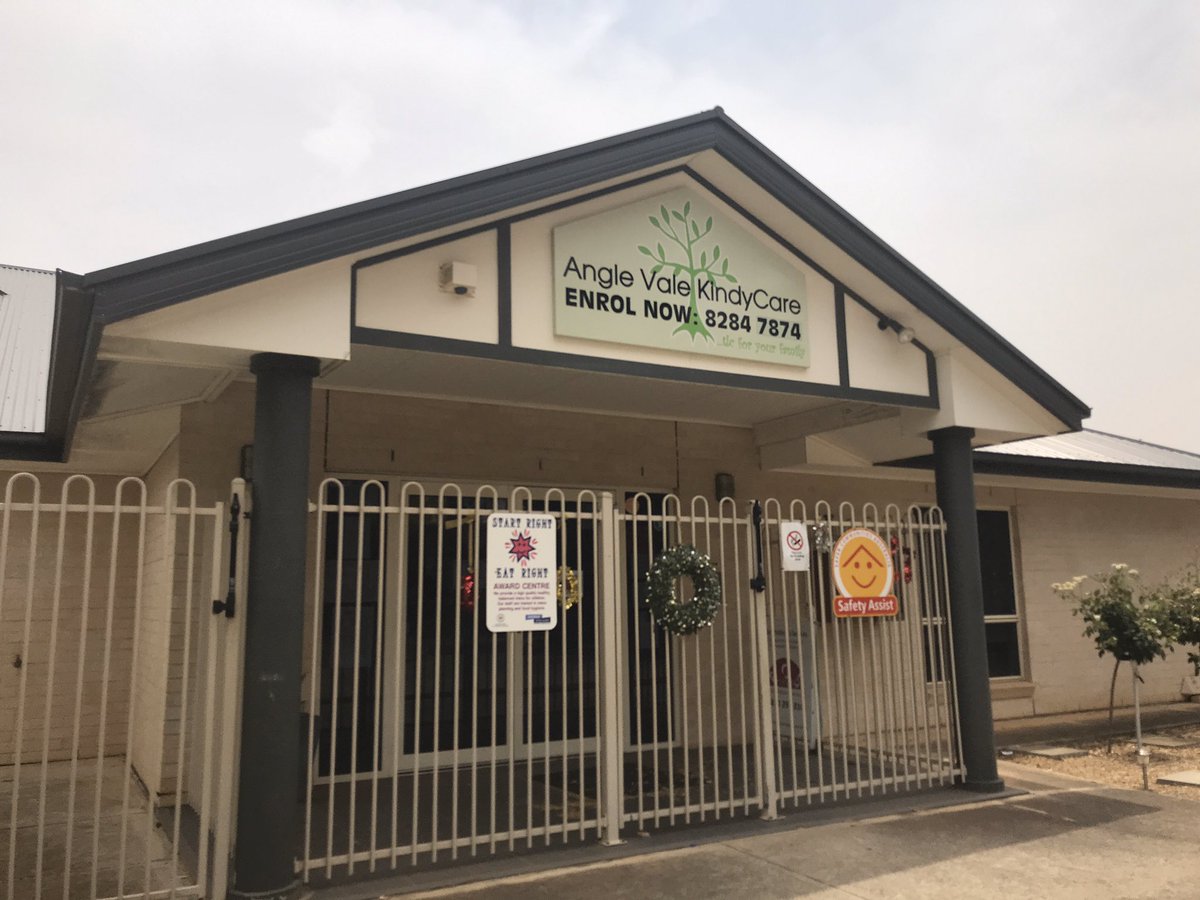 Staceylee_'s tweet photo. Emotional scenes at #AngleVale Kindy Care Centre has now been evacuated. Last student picked up around 10 minutes ago. Teachers and parents say they were prepared to leave and have enacted bushfire survival plans. @abcadelaide https://t.co/BLrG4YzfQ1