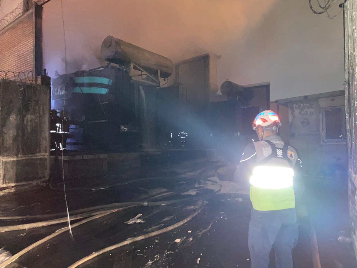 SGIRPC_CDMX's tweet photo. Personal operativo informa que el incendio en la subestación eléctrica de @Alc_Iztapalapa ha sido sofocado. Se continúa con trabajos de enfriamiento. Evita acercarte y atiende en todo momento las indicaciones de los cuerpos de atención de emergencias #TrabajandoJuntos https://t.co/kgPvAAUmwy