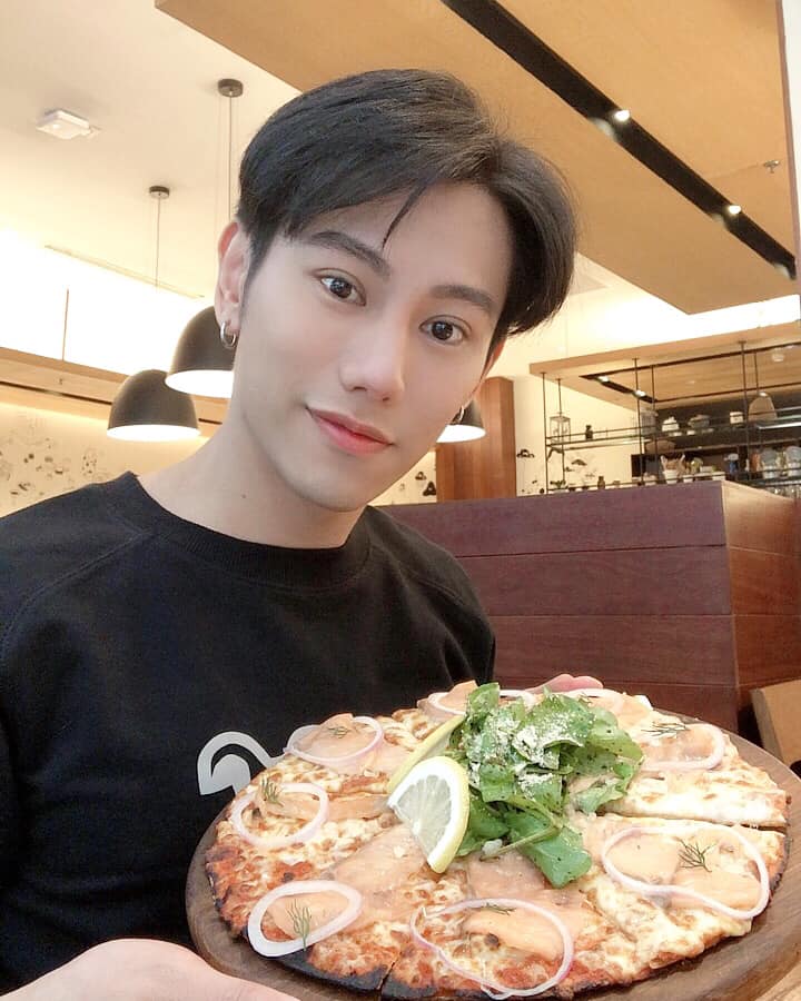 TANAWUT1112's tweet photo. รับพิซซ่าไหมครับ? https://t.co/Lpj8rz4y4l