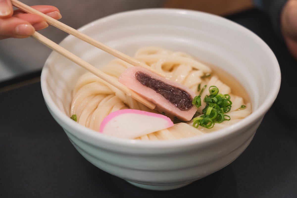 Setouchi_Sunny's tweet photo. 年越しと言えばそばですが、うどんを愛する香川県民なら年明けうどんをお忘れなく☝️

「さぬき麺業」の年明けうどんには真っ白な讃岐うどんに紅いあんもちが！

いりこ出汁と甘いあんもちの相性が絶品で、甘じょっぱさがクセになるサニ～！

冬のせとうち旅 #冬せと
Supported by ライスフォース https://t.co/FmrZdgpEmk