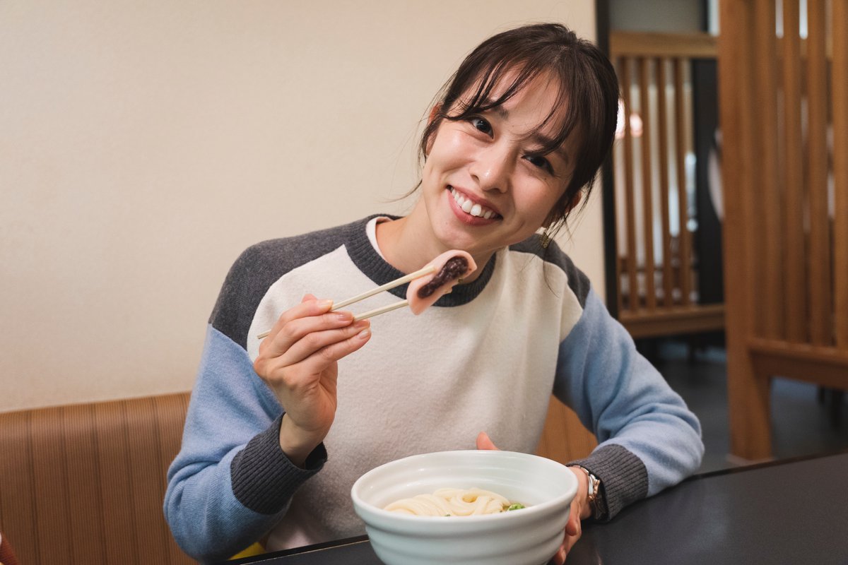 Setouchi_Sunny's tweet photo. 年越しと言えばそばですが、うどんを愛する香川県民なら年明けうどんをお忘れなく☝️

「さぬき麺業」の年明けうどんには真っ白な讃岐うどんに紅いあんもちが！

いりこ出汁と甘いあんもちの相性が絶品で、甘じょっぱさがクセになるサニ～！

冬のせとうち旅 #冬せと
Supported by ライスフォース https://t.co/FmrZdgpEmk