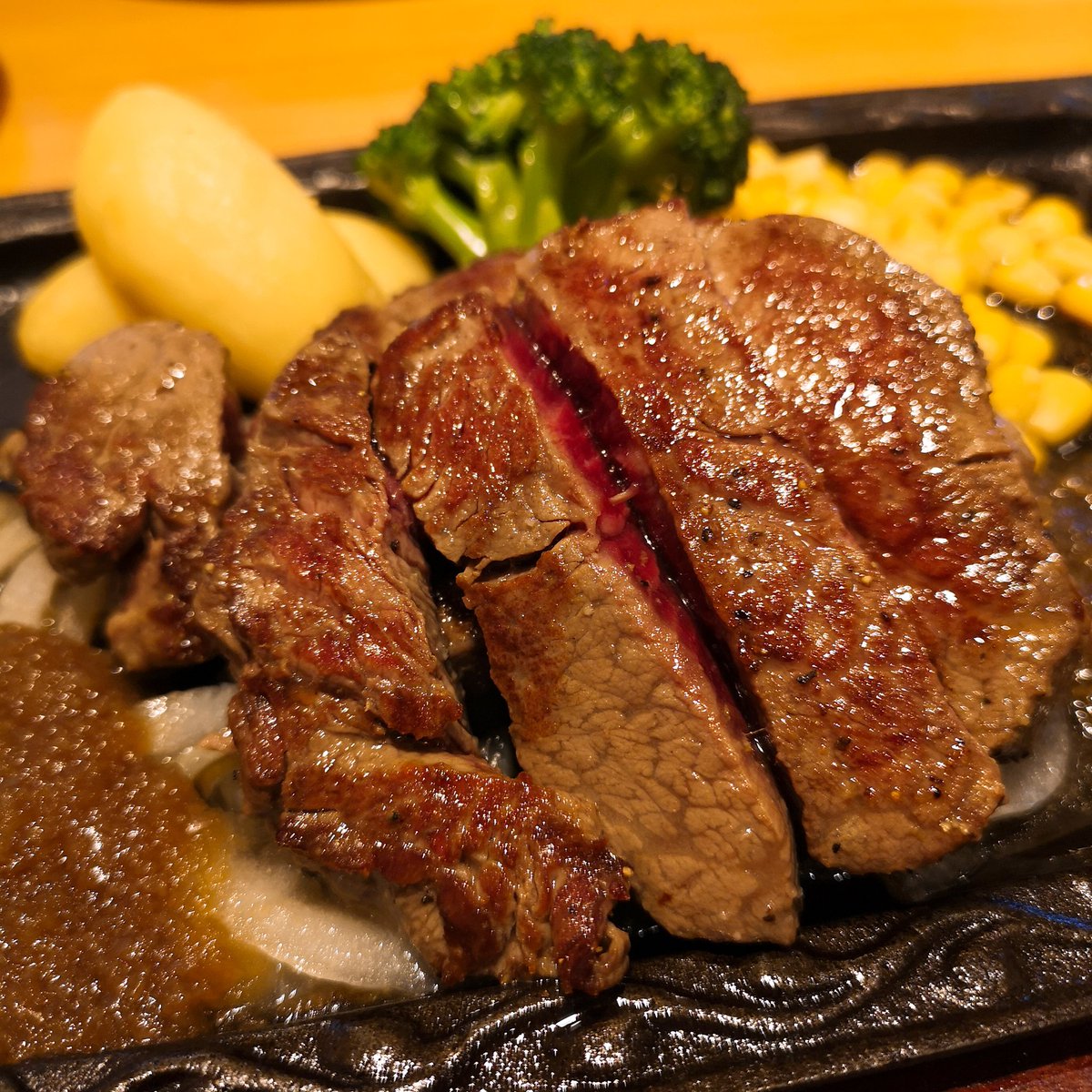 平成の大仏 宮ロースは加工肉だと思うけど 割と美味かった てっぱんステーキは少し貰って食ったがハラミだったかな ブロンコビリーがあるからそっちに行きたくなるなｗ 宮は栃木が発祥だっけ 以前ケンミンショーで出てたのを見て確か行ったんだよなｗ