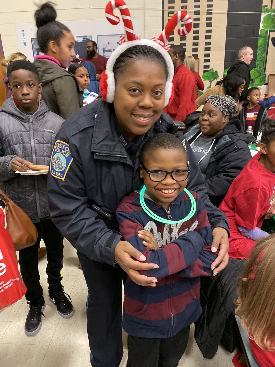 YouthLeadingth1's tweet photo. 12/16/19: The 11th Annual #BostonPAL #Bostonpolice Shop With A Cop!! The #YLW Littles enjoyed an evening of shopping and bonding with police officers. Thank you #Target for your continued partnership. Thank you Commissioner Gross for your vision and leadership. #ShopWithACop https://t.co/2F4HBQjLmz