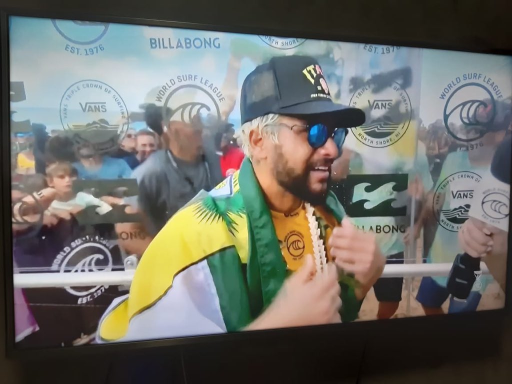 fatimabezerra's tweet photo. Caramba, Ítalo! 😲Campeão MUNDIAL de surfe?!? 🏄🏼‍♂️Diretamente de Baía Formosa para o mundo! O Rio Grande do Norte e todo o Brasil se orgulha muito de você! Parabéns, Ítalo Ferreira, campeão Billabong Pipe Master 2019! 👏🏻👏🏻👏🏻 @WSLBrasil #pipemaster https://t.co/8ngMS0j634