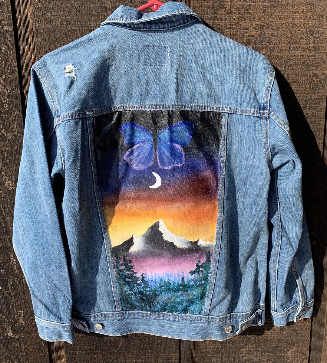 mgoldenartistry's tweet photo. It’s the season of giving...so how about a...

✨ CUSTOM PAINTED DENIM JACKET GIVEAWAY ✨

Rules:
- Must be following me to win 
- Retweet &amp; like this tweet 

Feel free to tag friends! 😌

Winner will be announced on Christmas day! 

More details posted below. https://t.co/16WVCCxmRV