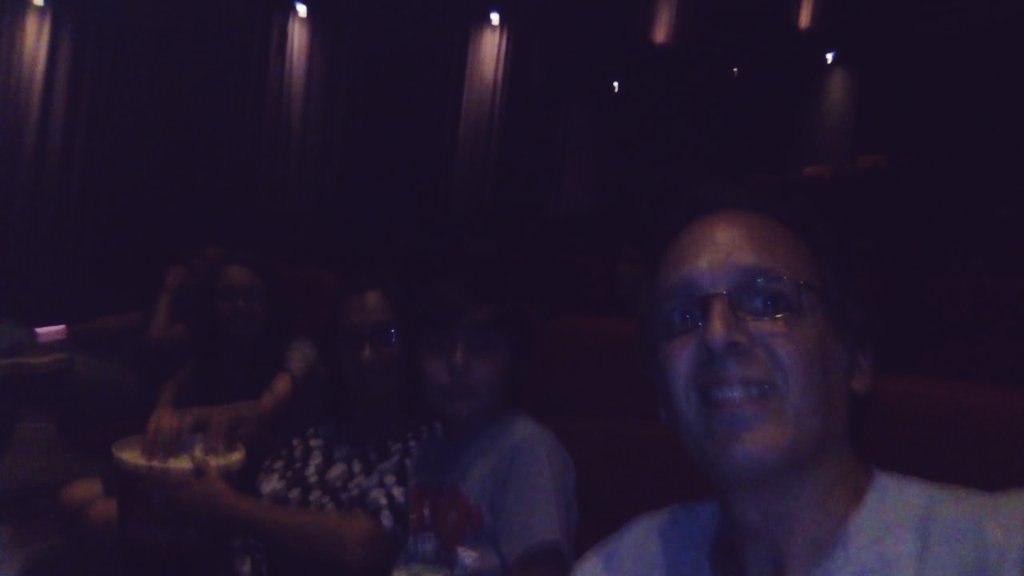 StarWarsAmigos's tweet photo. A kilómetros de distancia, pero seguimos disfrutando juntos de esta pasión que nos une! 💪 Entrando a ver #TheRiseOfSkywalker  #ElAscensoDeSkywalker #StarWars #EpisodeIX #EpisodioIX https://t.co/osGFNRPS7o