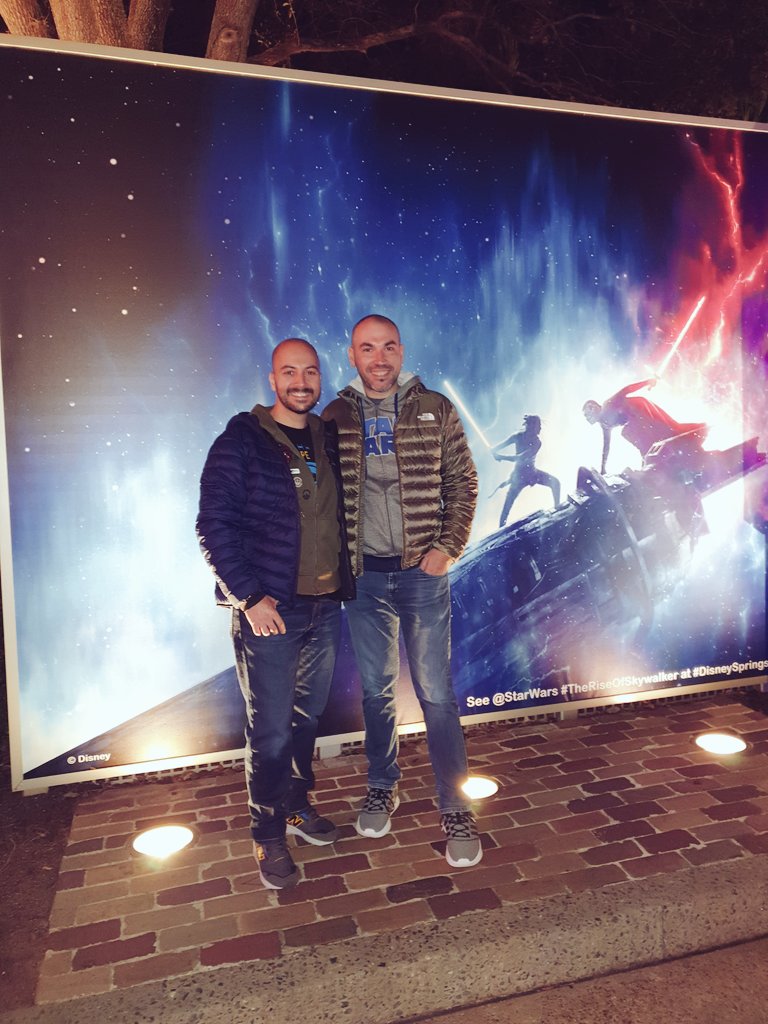 StarWarsAmigos's tweet photo. A kilómetros de distancia, pero seguimos disfrutando juntos de esta pasión que nos une! 💪 Entrando a ver #TheRiseOfSkywalker  #ElAscensoDeSkywalker #StarWars #EpisodeIX #EpisodioIX https://t.co/osGFNRPS7o