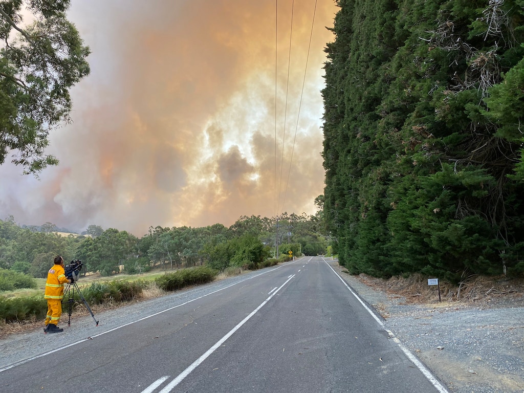 MichaelSmyth_'s tweet photo. Shout out to the teams providing excellent rolling coverage of the bushfires on @1395FIVEaa & @abcadelaide. Fast, accurate info is so important. Amazing to hear the community pulling together in such difficult circumstances. #SABushfires #SAHeatwave #Adelaide Pic: @7NewsAdelaide https://t.co/MkaMfyLxVK