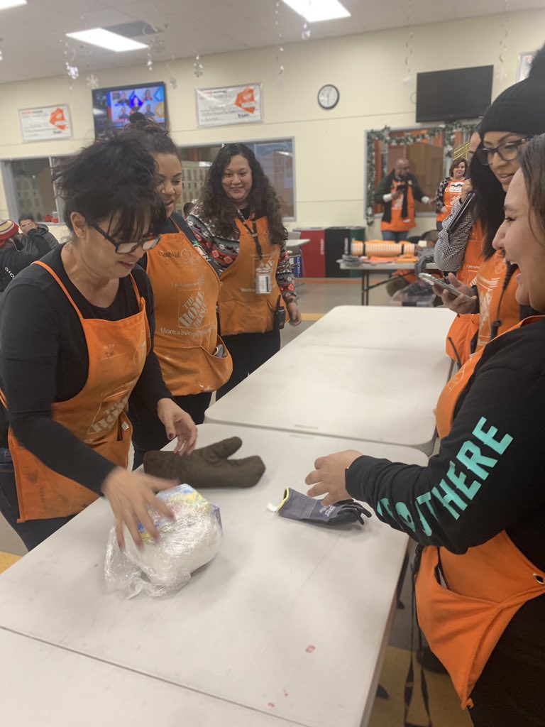 LemosTannia_THD's tweet photo. Saran Wrap Game with the K2 Fam! One rolls the dice to get doubles, while the other tries to win a prize by unwrapping the Saran Wrap ball with oven mitts! #getyourprizefast #K2world #bringonthelaughter https://t.co/X9g13YGfeU