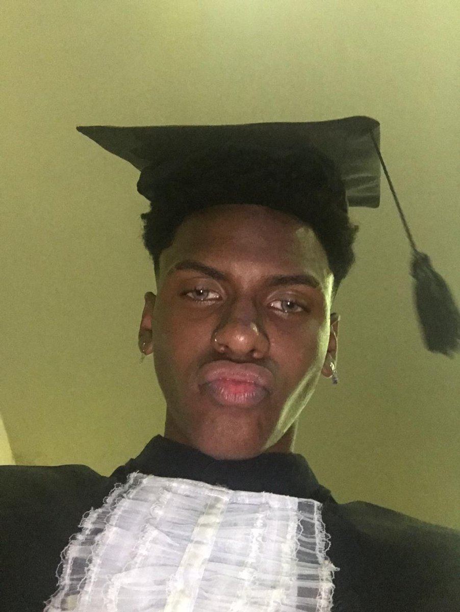 Morcego_Fj12's tweet photo. Alguém avise ao polical que me parou quando eu estava correndo indo pra casa porque estava atrasado pra formatura, que eu cheguei a tempo de pegar meu diploma 😘 https://t.co/gyG6e7vnS1