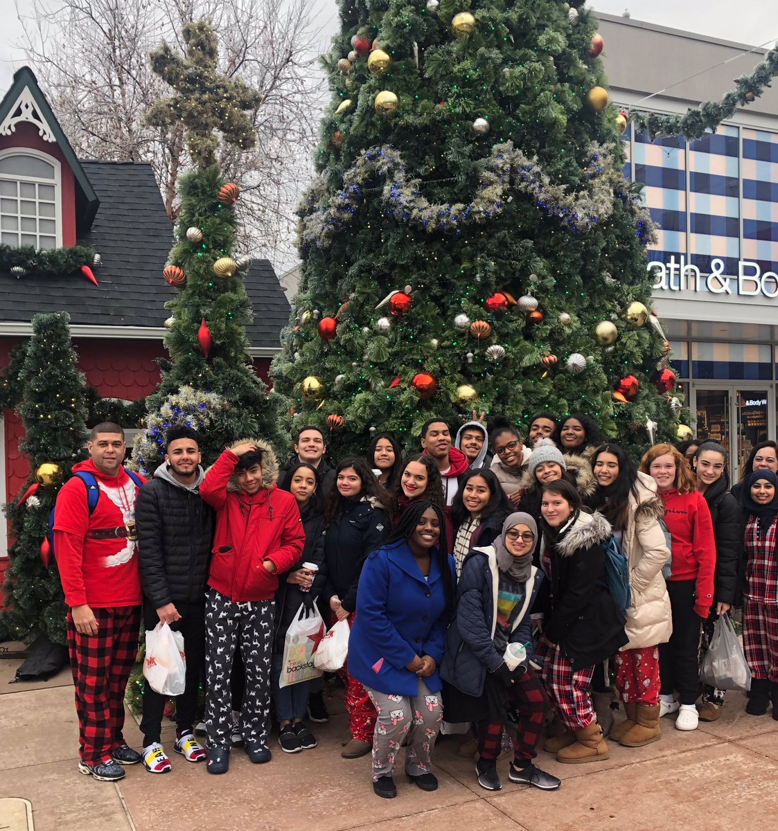 YMA_PKthrough12's tweet photo. YMA Student Government shopping for a cause #learningwhileserving #payingitforward #kidshelpingkids https://t.co/tLC3gBbBvR