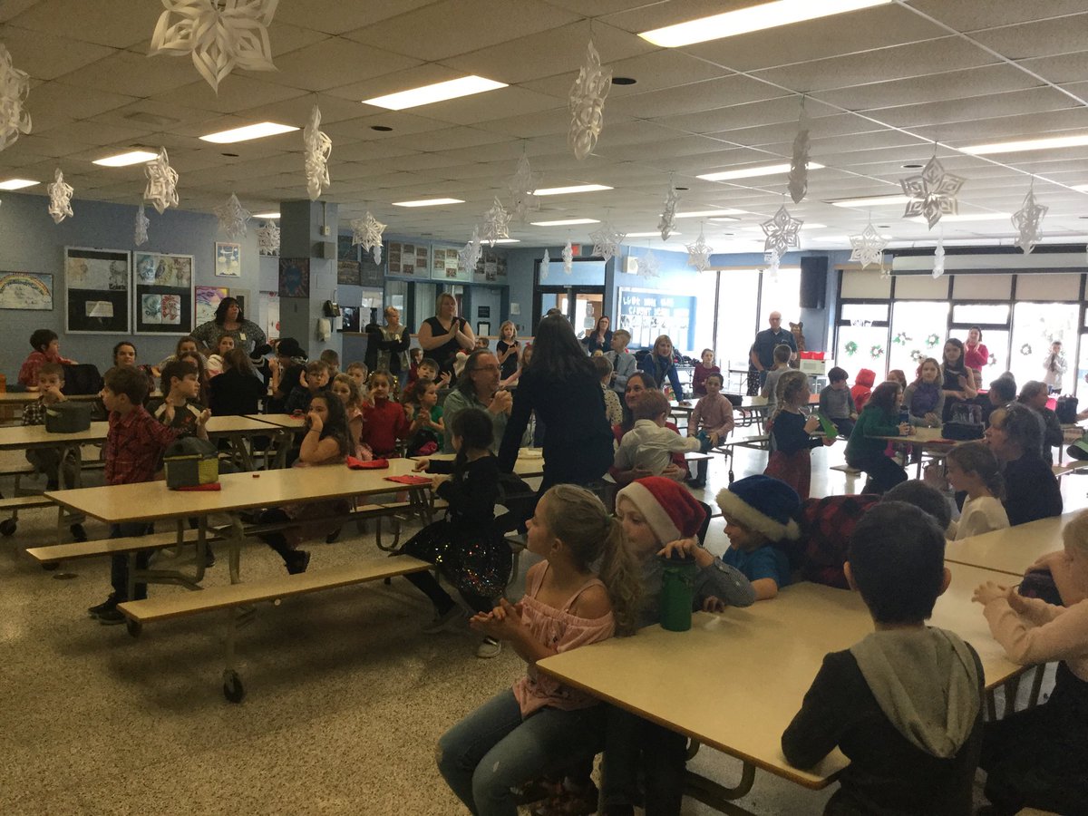 cshbo_envolee's tweet photo. Très bon dîné de Noël.  Merci à chef Lamontagne, son équipe et aux parents bénévoles.  C’était succulent! https://t.co/6p9CpSUWzy