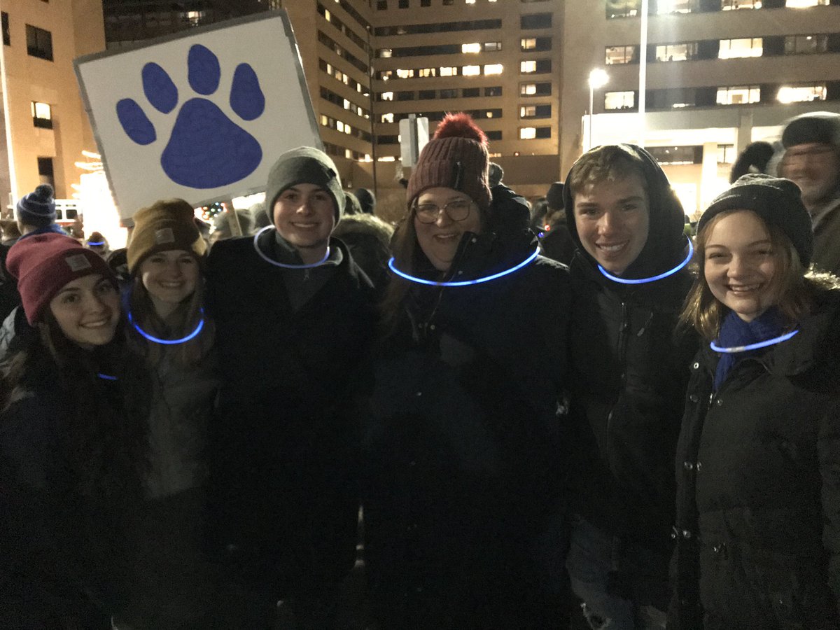 StucoLakeview's tweet photo. Our feet were cold but our hearts are warm! Thank you to all of those who came out to join us tonight. 💙💙 #Moonbeamsforsweetdreams #huskypride https://t.co/K19hG3zSSV