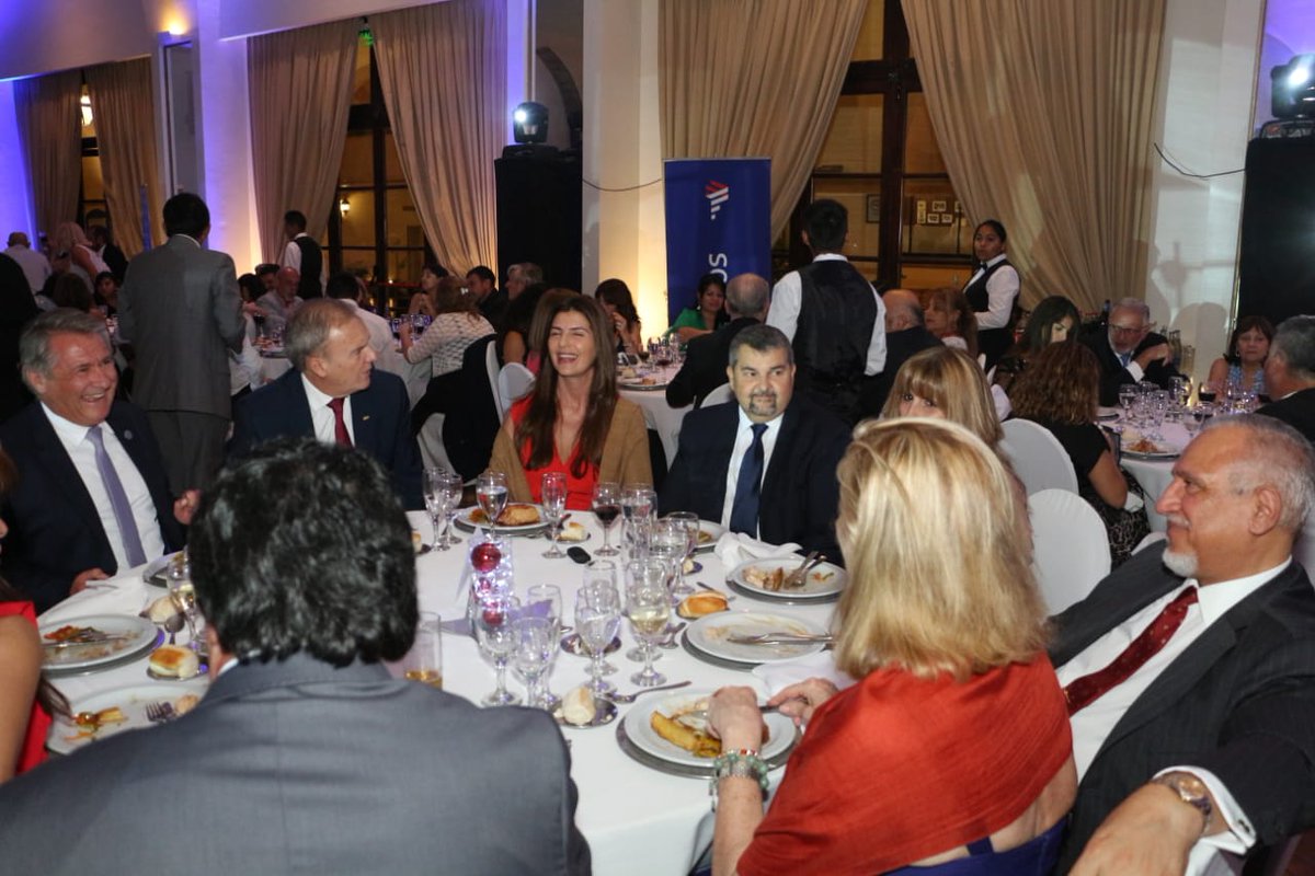 PrensaBettina's tweet photo. "Brindo para que el 2020 nos encuentre trabajando más juntos que nunca y sigamos siendo una provincia Pyme".
#ComercioSalta
#Salta2020
#SaltaPyme https://t.co/fYK9yig2Mn