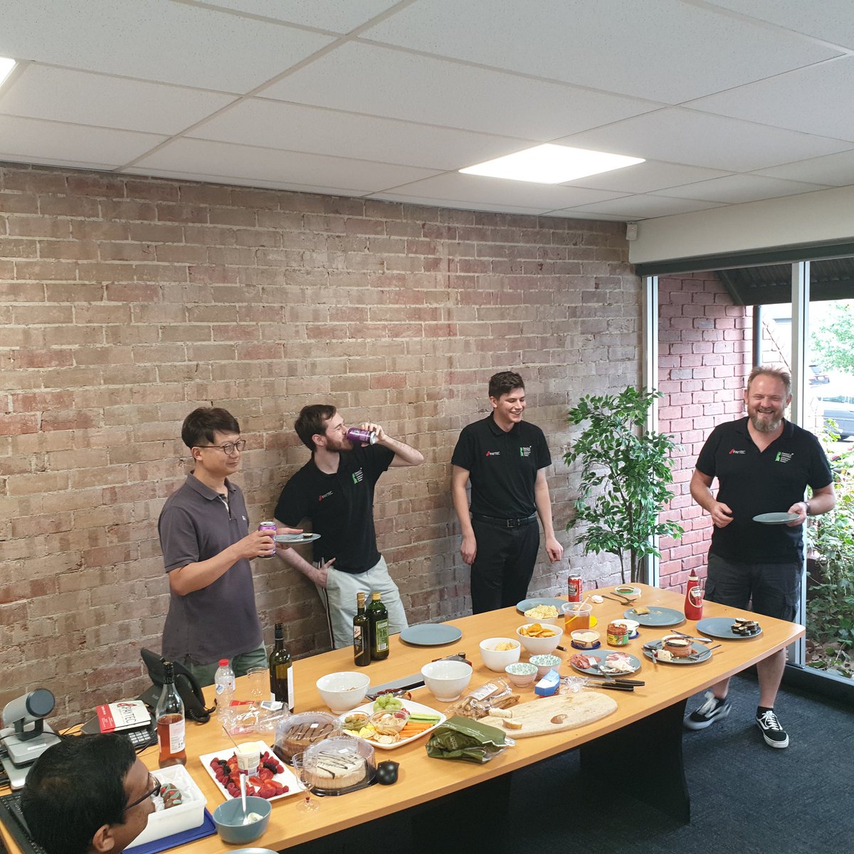 PaytecSA's tweet image. Share plates begin!