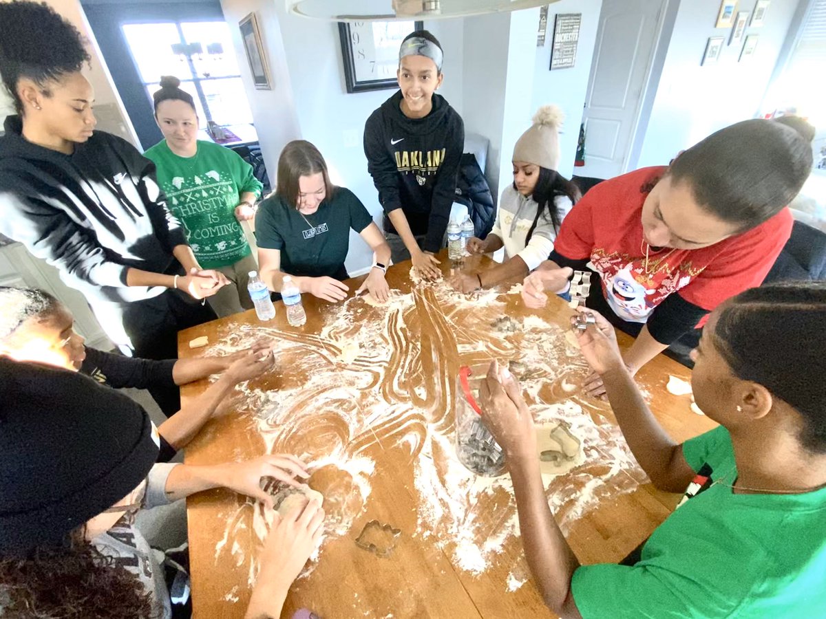 OaklandWBBall's tweet photo. Embracing the holiday spirit with a little baking and decorating at coachβs house ππͺπ»π #bondingwhilebaking #HolidayCheer #christmasparty #backtobusinesstomorrow #WEARtheBEAR @GoldenGrizzlies https://t.co/8uDzQHCniw