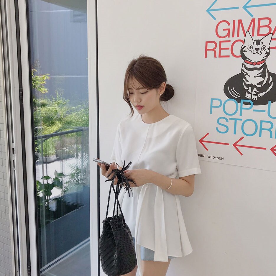 28Mpt's tweet photo. เสื้อคอกลมแขนสั้นซิปหลังมีโบ ติดจากกลางหลัง อ้อมเชือกมาผูกด้านหน้า ตัวเสื้อปล่อยชายยาว1ข้าง
อก 40" 
ช่วงสะโพกฟรีถึง 58"
ยาวด้านยาว 28"
ยาวด้านสั้น 23"
สีขาว สีเดียว
250฿

#เสื้อผ้าแฟชั่นน่ารักราคาเบาๆ #เสื้อผ้าสไตล์เกาหลี #เสื้อผ้านำเข้า #เสื้อผ้าแฟชั่นเกาหลี #สินค้าพร้อมส่ง https://t.co/K0ZwwNtRgM
