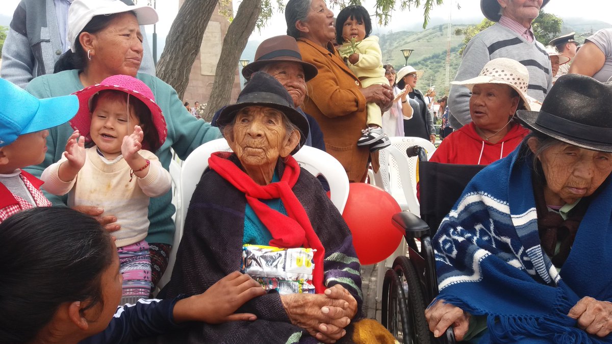 carrera_uce's tweet photo. Llenos de amor y cariño, los estudiantes de sexto semestre, a través de vinculación con la sociedad, realizaron el agasajo navideño a los adultos mayores de la parroquia de Calacalí. https://t.co/Q7P7ha6GSe