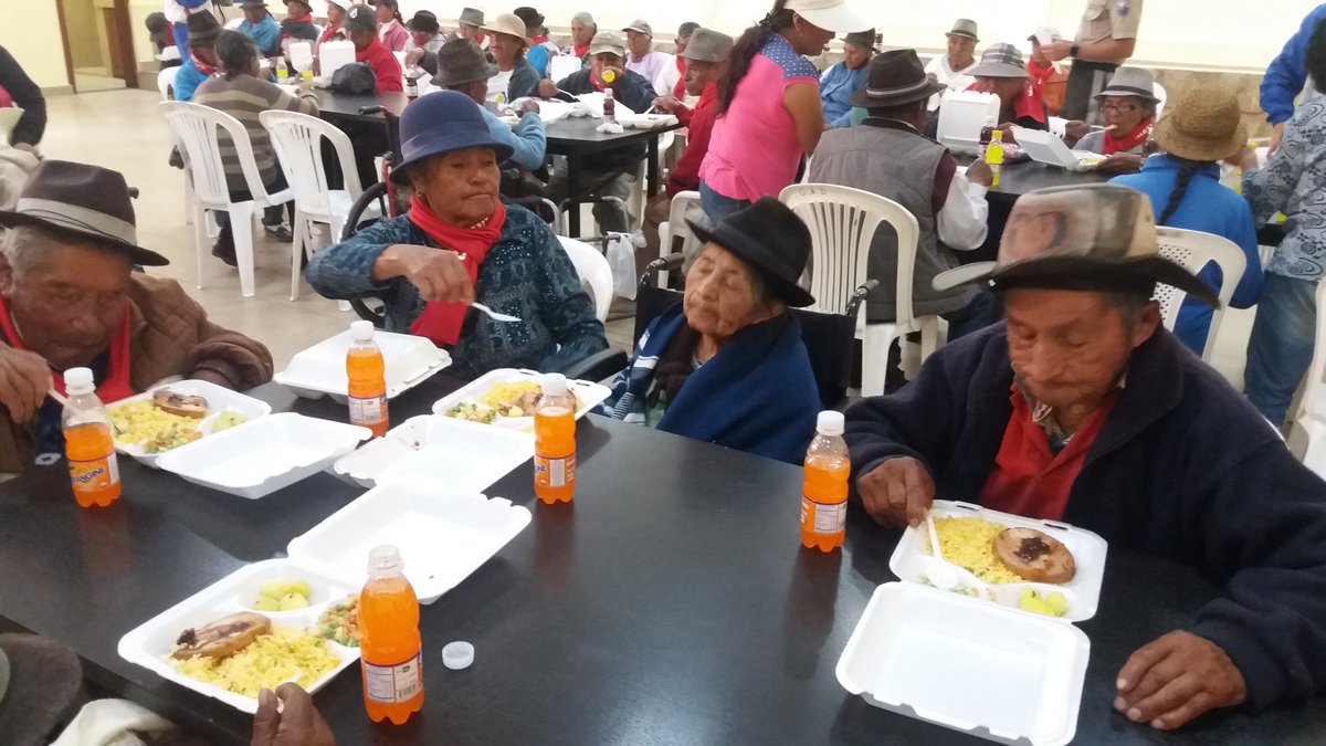 Llenos de amor y cariño, los estudiantes de sexto semestre, a través de vinculación con la sociedad, realizaron el agasajo navideño a los adultos mayores de la parroquia de Calacalí.