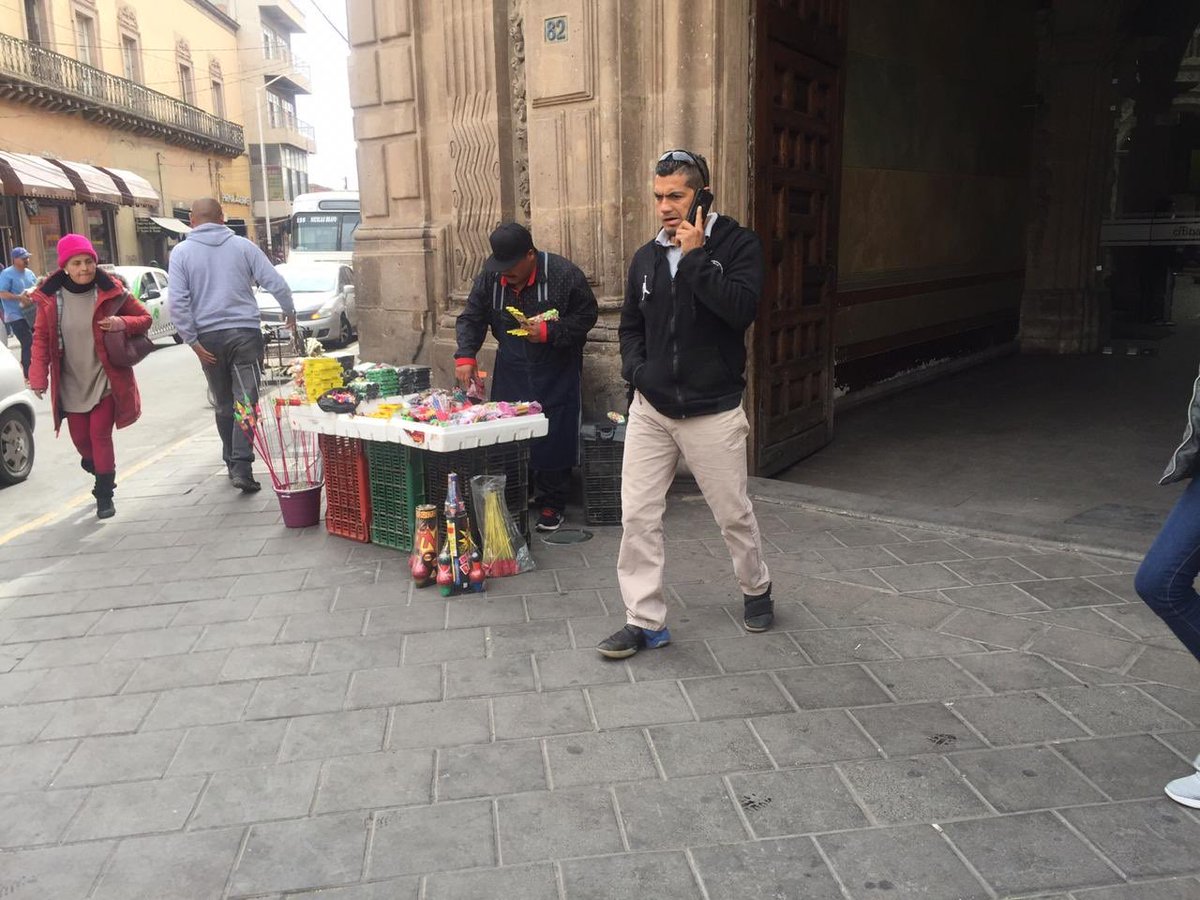 Sallvatoree's tweet photo. Y, había Policías Municipales a un lado

(Foto tomada afuera de Banamex de calle 5 de Febrero, antiguo Palacio del Conde Del Valle de Súchil). https://t.co/cFPXqXeKr1