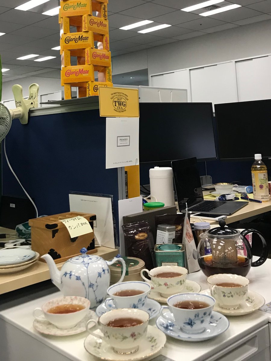 michiue's tweet photo. タワーの下で毎日ティータイムしている https://t.co/9q1XE1yxSa