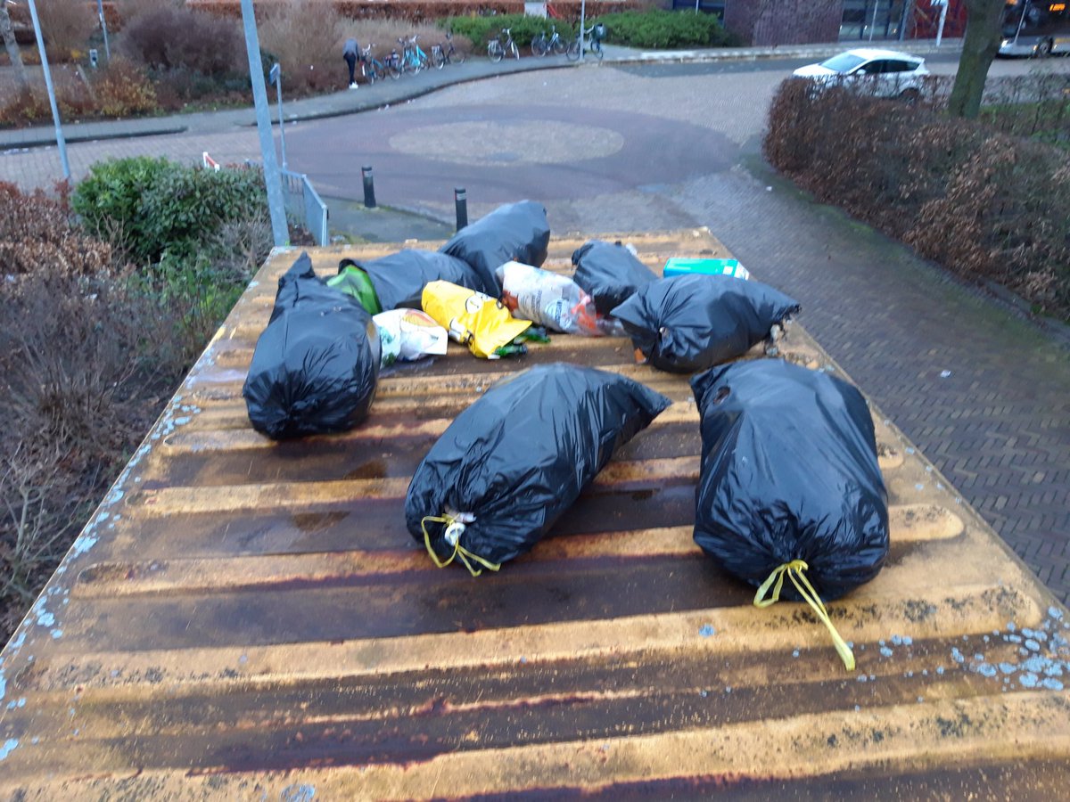 kingAntoon's tweet photo. Leuk illegale afvaldumping op een papiercontainer. #ommelandercourant #stinken #fatsoen  @HetHogeland https://t.co/mXGqWutMcp