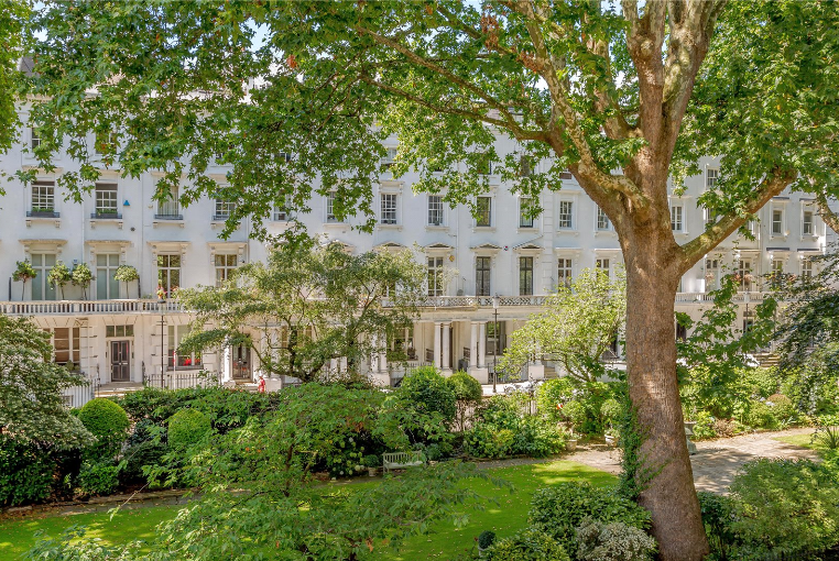 StruttsChelsea's tweet image. A fantastic opportunity in Ovington Square - SOLD!
Un-modernised, 2 bed apartment, complete with outside space overlooking the beautiful gardens.
#sold #chelseasw3 #araregem #keepthemcoming #ovingtonsquare