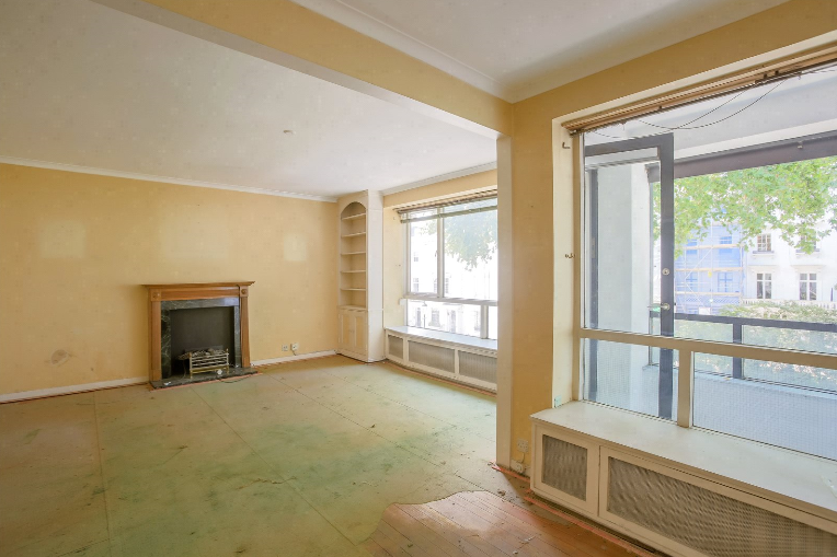 StruttsChelsea's tweet image. A fantastic opportunity in Ovington Square - SOLD!
Un-modernised, 2 bed apartment, complete with outside space overlooking the beautiful gardens.
#sold #chelseasw3 #araregem #keepthemcoming #ovingtonsquare