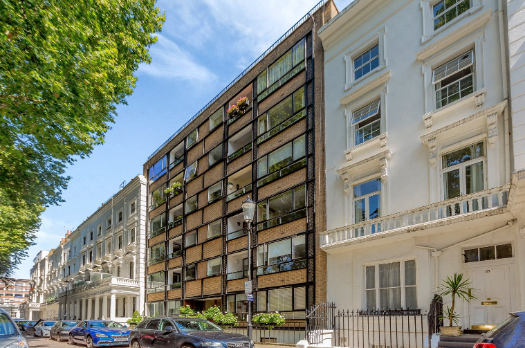 StruttsChelsea's tweet image. A fantastic opportunity in Ovington Square - SOLD!
Un-modernised, 2 bed apartment, complete with outside space overlooking the beautiful gardens.
#sold #chelseasw3 #araregem #keepthemcoming #ovingtonsquare