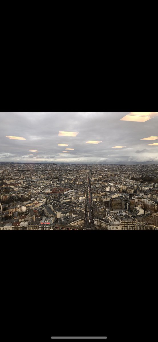 Ils arrivent. 😱 #ufo #tourmontparnasse