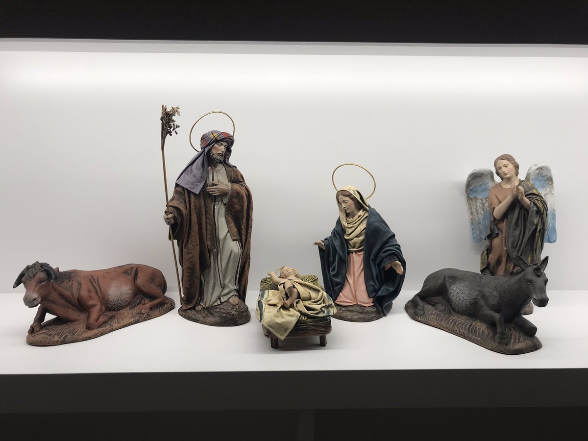 En el salón tenemos uno de los mejores rincones de casa. Un estante dedicado al nacimiento, a la Sagrada Familia, que nos acompaña durante todo el año. Un regalo de grandes amigos que se ha convertido en mi #mibelénmurcianico