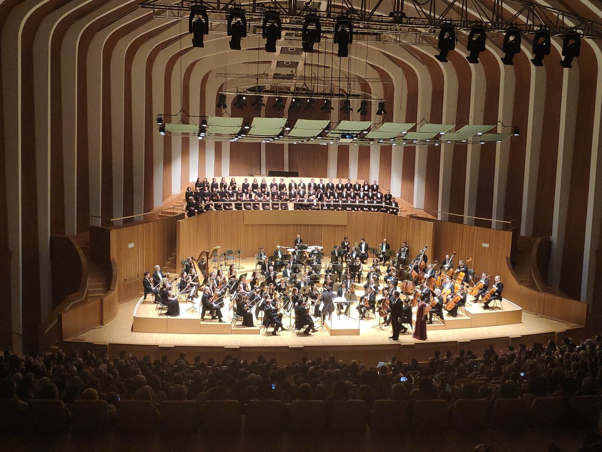sergiovaleroga1's tweet photo. Ayer requiem de Brahms bajo la magnífica  dirección de @jamesgaffigan  en @PalauLesArts  obviamente no decepcionó,pero mi opinión personal es que la orquesta tocó demasiado fuerte, en cambio soberbio el coro
A ti que te pareció? https://t.co/llZYKOmB10