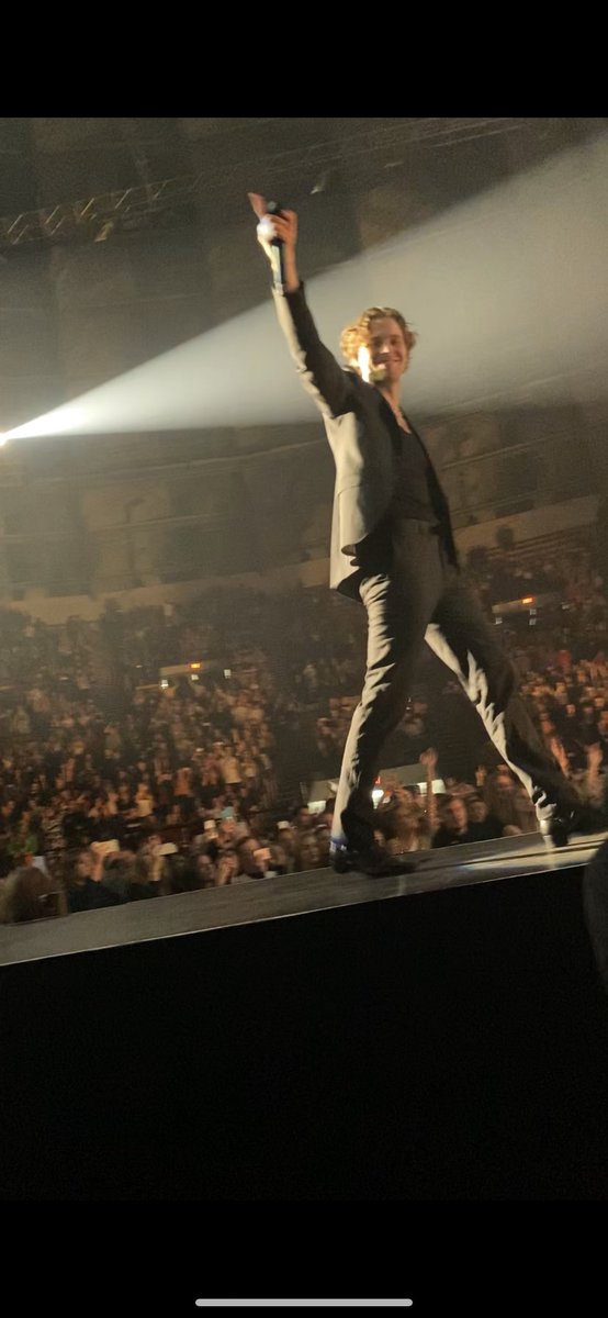 mary98462005's tweet photo. Luke smiling at my sign will never not melt my heart. (The quality is so shitty because this is a screenshot during the video lol) #worldwarjoy #TheChainsmokers #worldwarjoytour #wwj #wwjmadison #5sos #lukehemmings https://t.co/dgUiwGvQsy