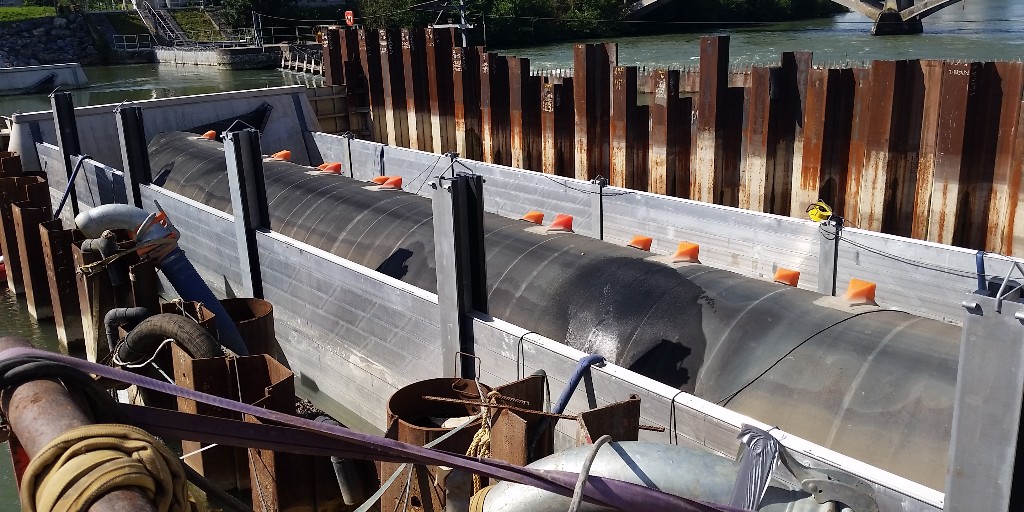 EsthiPerret's tweet photo. Nouvelle commande pour Vinci Construction Maritime et Fluvial. 2 batardeaux de maintenance de 35m de long et plus de 3m de hauteur de protection. Ils viendront compléter les autres barrières fournies ces 5 dernières années #ESTHI #Protection #Barrage #VCMF https://t.co/4Cs4KVCIHr