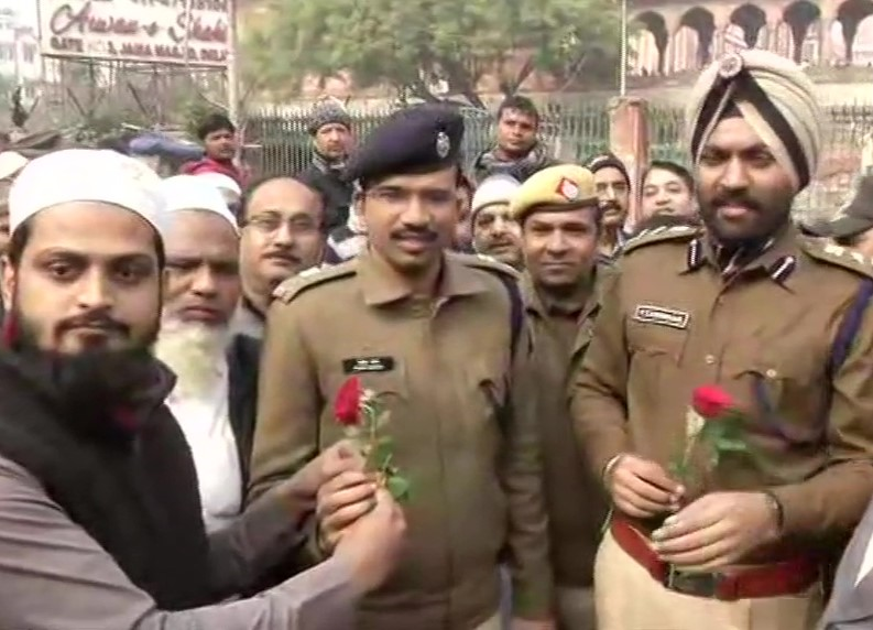 Αποτέλεσμα εικόνας για Delhi: Locals offer roses to Delhi Police at Jama Masjid