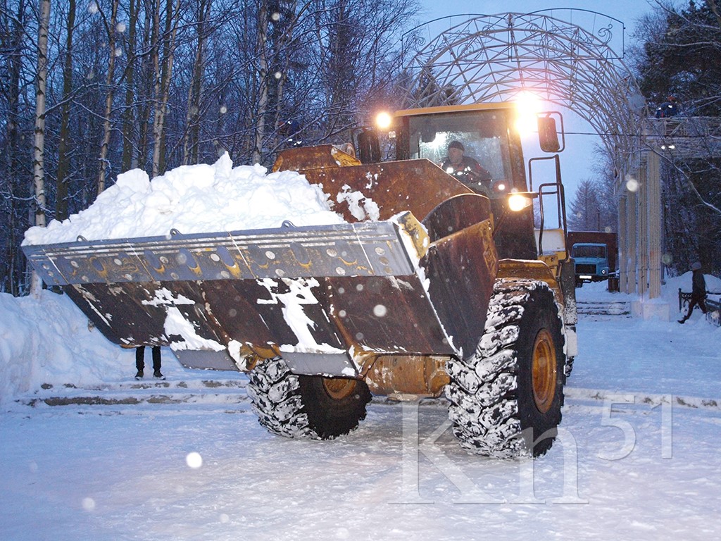Kn51ru's tweet photo. Рафинировщики Кольской ГМК в предновогодние дни из металлургов превратились в резчиков по снегу. Совсем скоро вход в центральный парк Мончегорска они украсят фигурами Деда Мороза и Снегурочки.
Подробности: https://t.co/tk5t803HLw
#Kn51 #Мончегорск https://t.co/HnMbiOcMNy