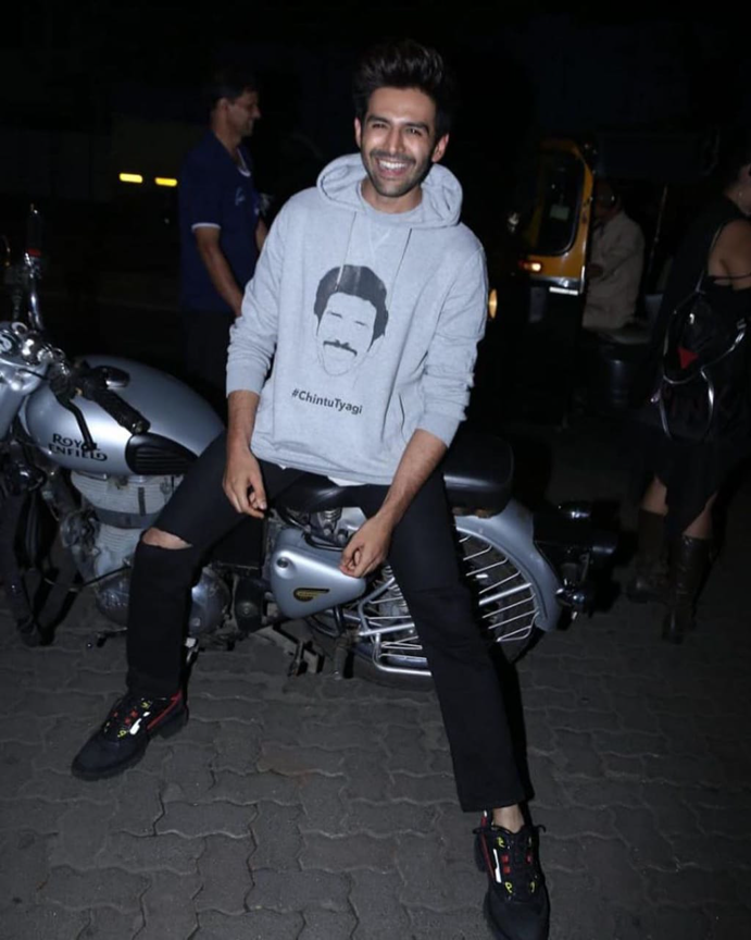 SBollybuzz's tweet photo. #kartikaaryan arrives in style at the sucess party of #patipatniaurwoh @kartikaaryan @kartikaaryan_universe
#starbuzzstudios #bollywoodsongs #bollywooddance #bollywoodsongs #hindi #tamil #telgu #film #bollywoodactors #bollywoodfilm #bollywoodactor #trending #ecommerce https://t.co/oNpOJB94BS