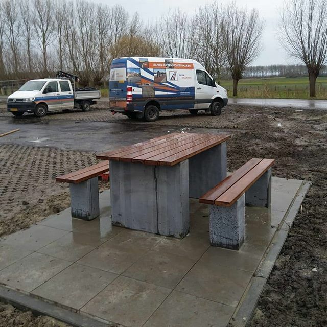 solidbamboo's tweet photo. Wereld primeur!
Two times Grass! Super duurzaam. Bamboe planken van #solidbamboo plus betonnen frame met gerecycled olifantsgras, van #biobound  #outdoor #outdoorfurniture #sustainable #duurzaam #openbareruimte https://t.co/3i4osruXx0 https://t.co/oEnfvHpPME