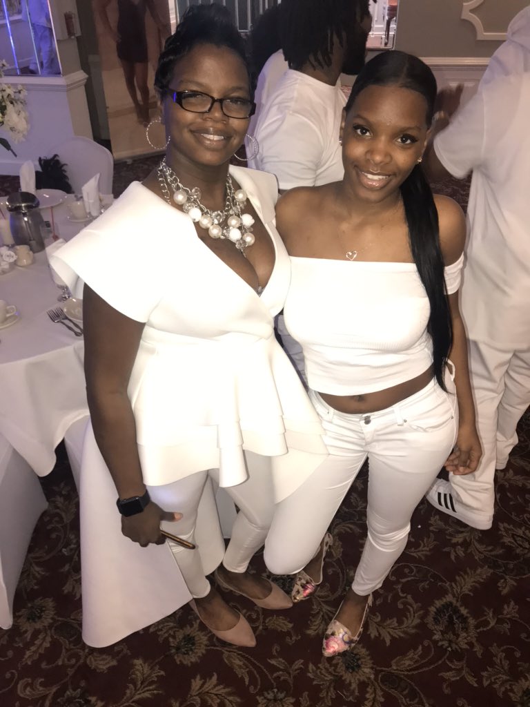 BosssCee__'s tweet photo. Never thought I’d ever have to make a post like this, but my mom really needs a kidney ! Both of her kidneys have failed and she had to start dialysis 2 years ago 🥺 Her blood type is O positive!! RETWEET !! Anything helps ! https://t.co/XzYAJkCqYL