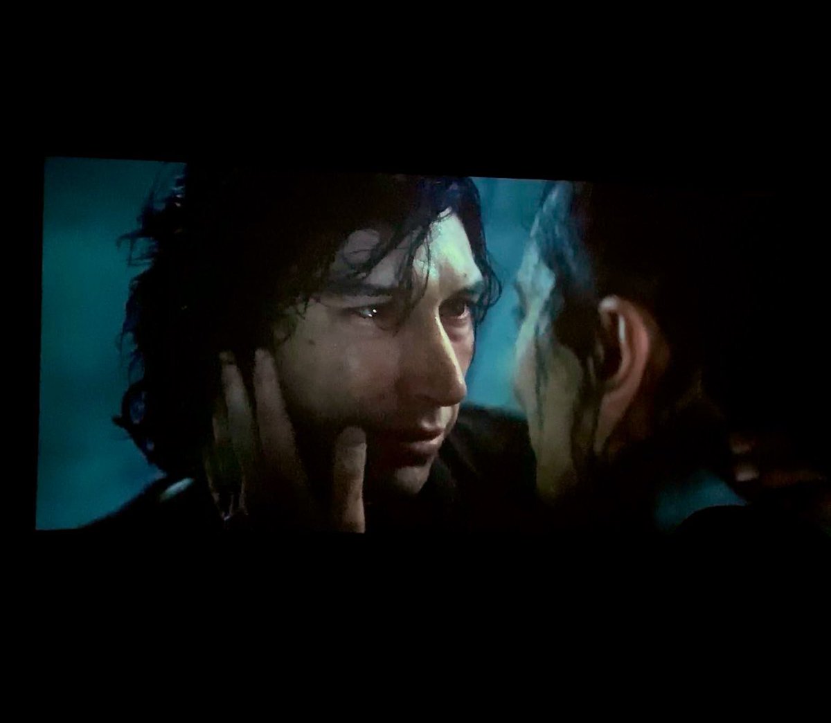 zahirareads's tweet photo. #trosspoilers find you a man that will look at you the same way ben looks at rey. also make sure your soulmate doesn’t drop dead after the kiss. 🤧 #BenSoloDeservedBetter #BenSoloMustLive #reylo https://t.co/kDeObc5sKZ