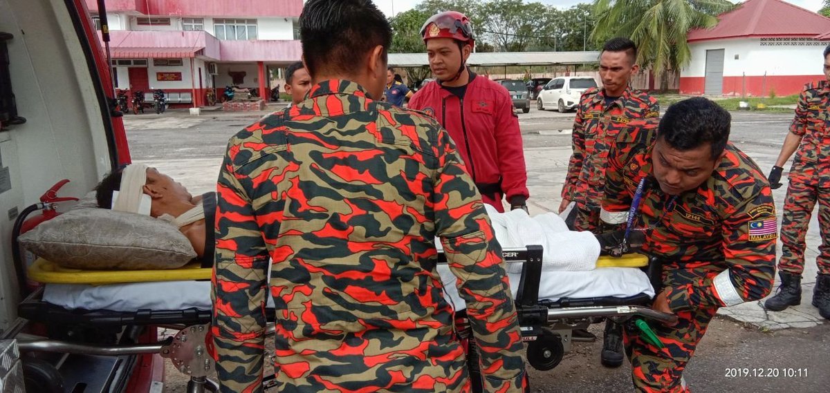 BMB 568 - Pos Sempadik ke Hosp. Gua Musang utk mendapatkan rawatan dgn bantuan BBP Gua Musang. Mangsa digigit Beruang.
<a href="/KP_bombaJBPM/">YAS Dato' Sri Abdul Wahab bin Hj Mat Yasin</a>
<a href="/NaziliMahmood/">Nazili Hj. Mahmood</a>
@bombaJBPM
@bombakelantan
<a href="/MUHAMADAZMIBIN4/">MUHAMAD AZMI BIN ISMAIL</a>
<a href="/capt_saiful/">Muhammad Saiful Nizam Bin Samsudin</a>
@FaizalIzani
<a href="/AbgSann/">Mohd Sani Majid</a>
<a href="/capt_naifos71/">Sofian Ahmed</a>
<a href="/z_done/">Mohd Faizal</a>