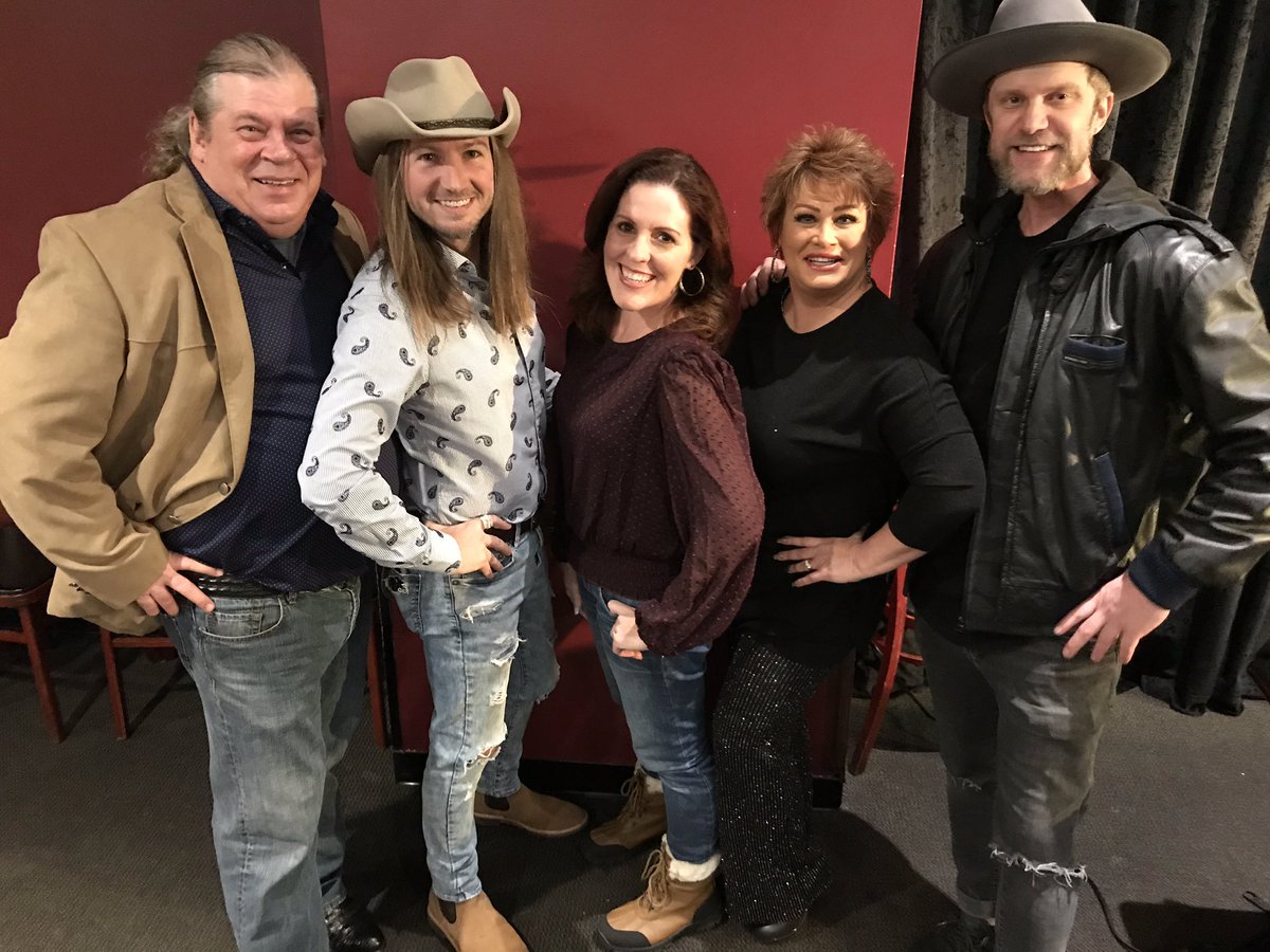 I got the pleasure of meeting comedian Darren Knight at the Virginia Beach Funny Bone Comedy Club. Since he was crackin’ jokes about ladies and their poses, his posse and I all turned and popped our elbows out. Lol #comediandarrenknight #southernmomma #nofilter