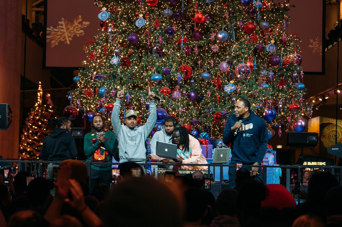 SocialWorks's tweet photo. That’s a wrap! 🎁 Thank you to everyone for coming tonight. We had a phenomenal time. BIG shoutout 🗣 to our vendors and volunteers. We can’t wait till next year! #socialworks #warmestwinter #ANATM https://t.co/epvWEqxxnp
