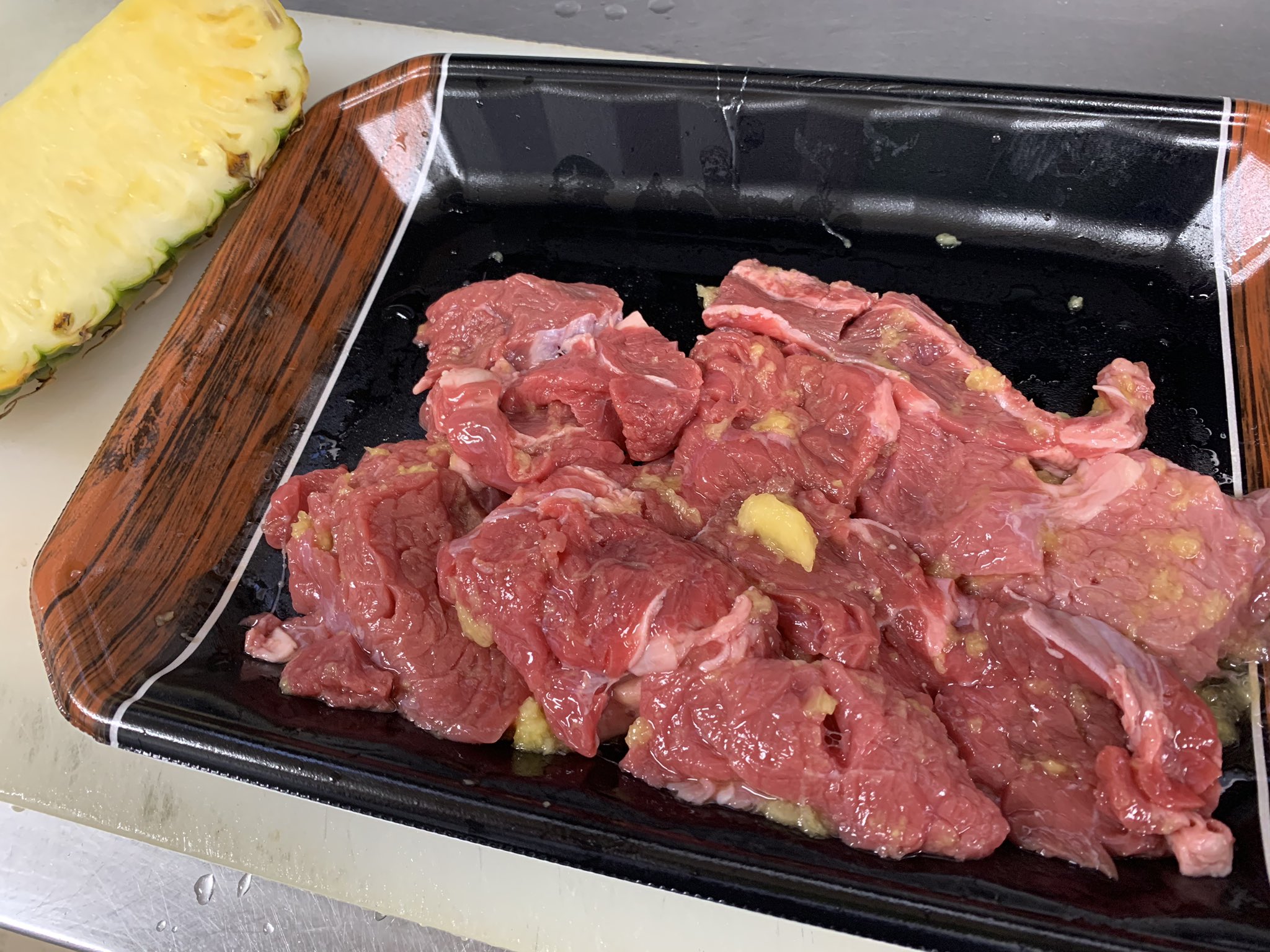 あつひこ オーストリア のいつも使ってる肩ロース ちと硬いんでいつもは塩麹を塗してしばらく置いておくんだけど 塩麹 買い忘れたんで パイナップル の擦りおろしで代用笑 T Co Jghgspr2zw Twitter