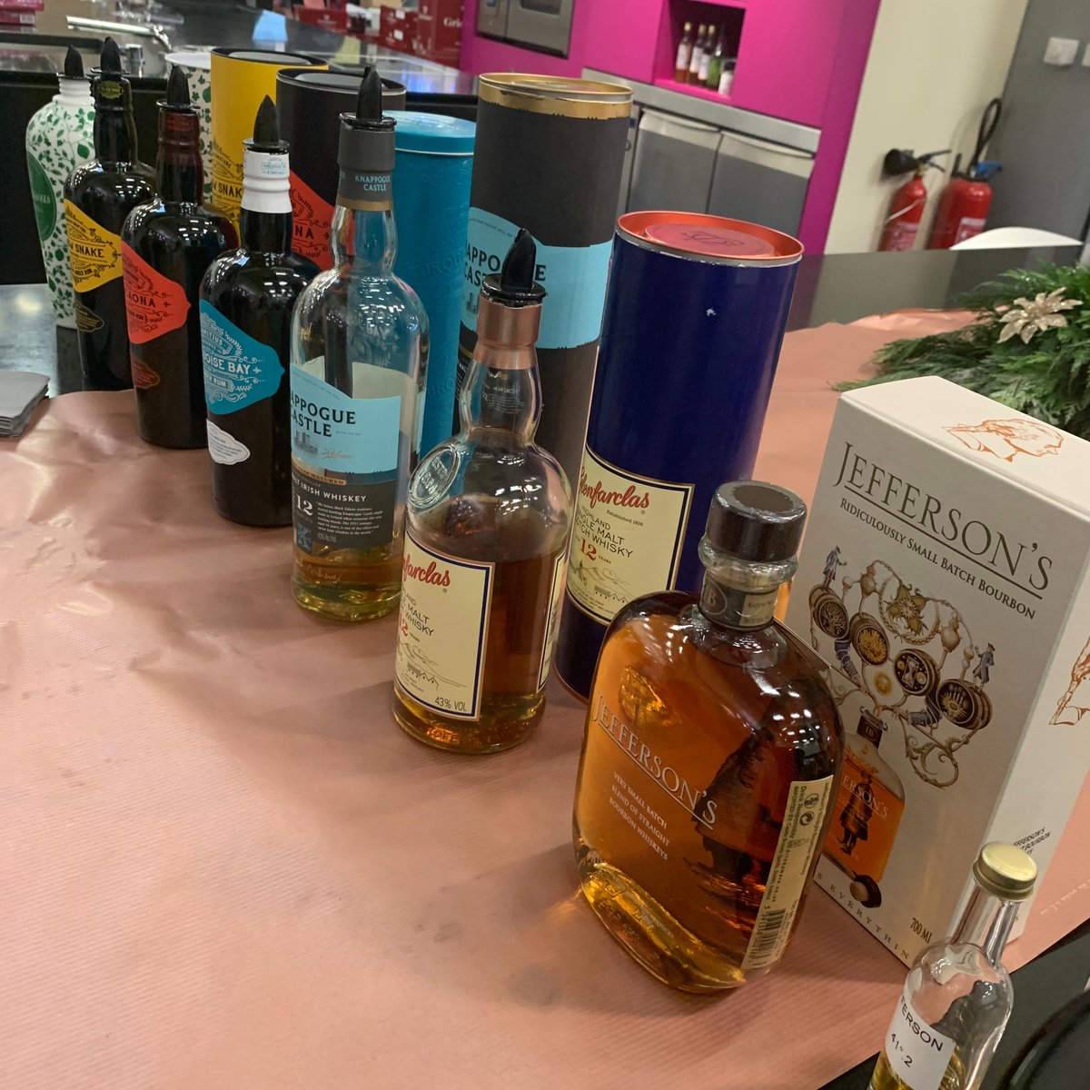 Merci à nos fournisseurs <a href="/CalvisiusCaviar/">Calvisius Caviar</a> et Canons Gourmands pour leurs dégustations riches en qualité, hier dans notre cuisine au <a href="/marchederungis/">Marché de Rungis</a>.

#Maisonmédelys #Médelys #Medelys #30ansdepassion #Rungis #Paris #marchederungis