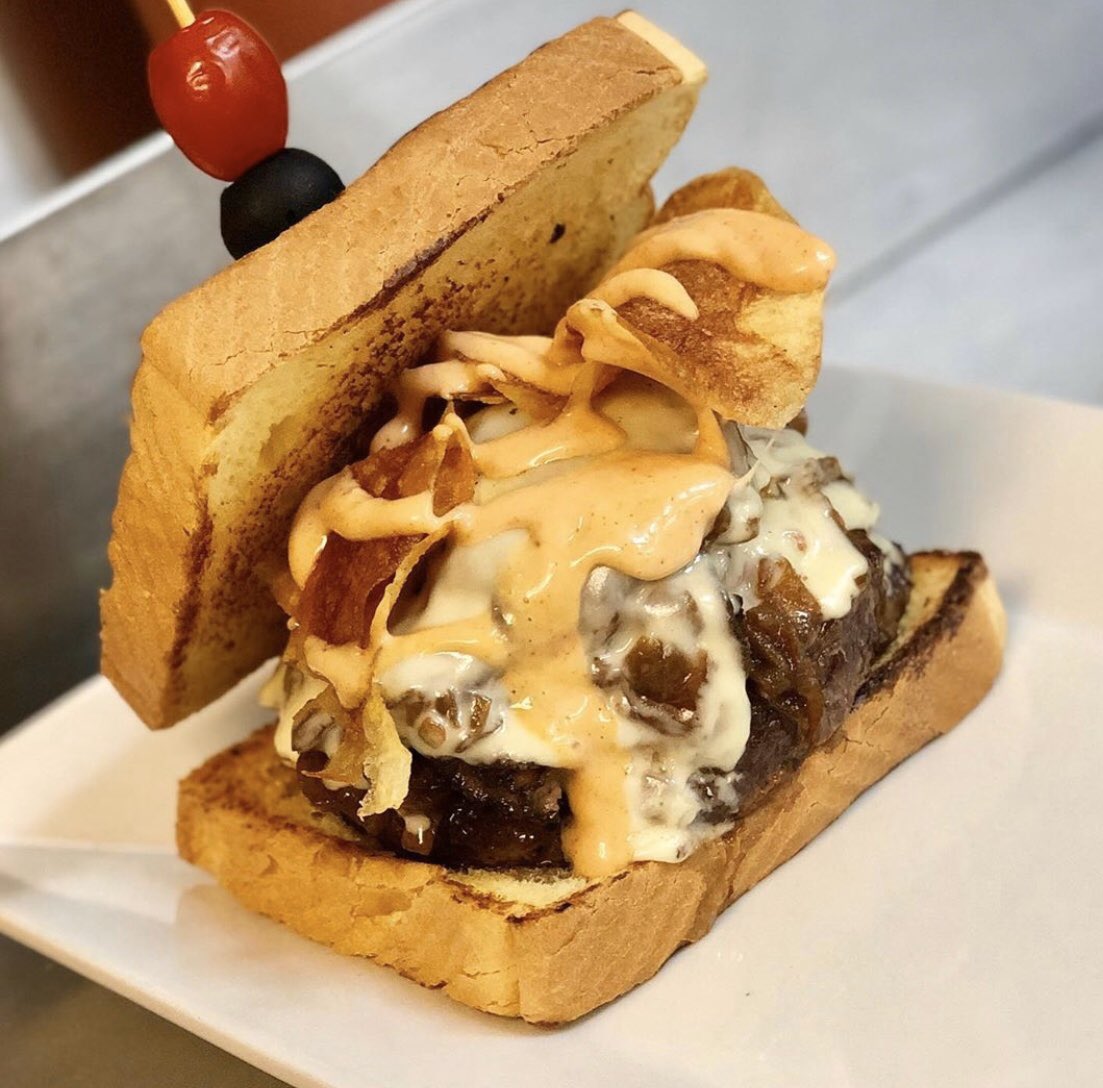 wbco's tweet photo. The Reuben Burger!  Pastrami✔️swiss✔️caramelized onions✔️house chips✔️Cajun remoulade✔️Texas toast✔️😍🤤
#burgers #notjustburgers #desserts #scarsdale #happyhour #foodporn #lohudfood #whiteplains #westchestermagazine #foodies #yummy #catering #brunch https://t.co/vzFqih5LnQ