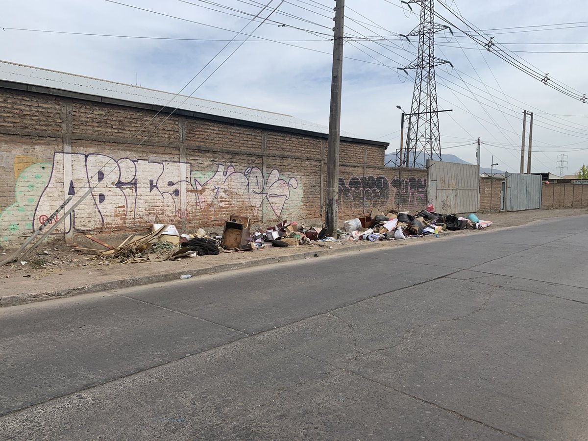 mbust024's tweet photo. @alcaldesoto basural no autorizado en plena av. obispo larrain con manuel egaña, foco infeccioso que afecta a los vecinos del sector!! Al parecer personal de limpieza lo tiene asumido y bota basura para desocupar sus carritos.
Porfavor dar solucion. https://t.co/Boxvoy2TAJ