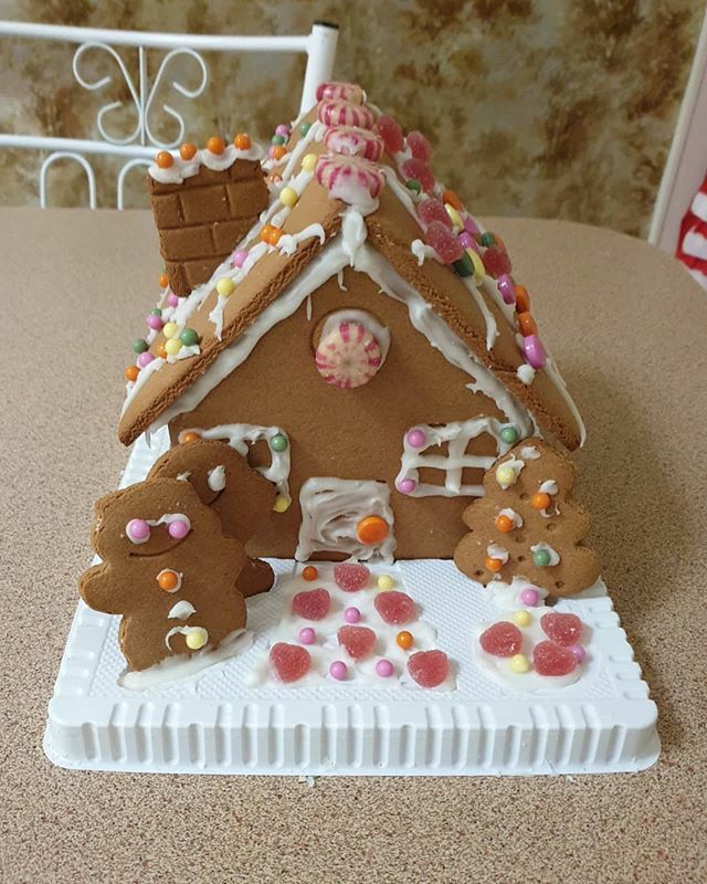 Christmas wouldn't be complete without gingerbread house decorating at work 😍🤶🎅🏠 #christmasvibes ift.tt/2EzenpK