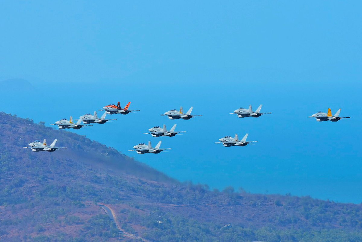 Shinpow16's tweet photo. @AusAirForce 2OCU climbing after the Townsvillle Flypast 28/11/19 #2OCU #RAAF #Townsville #Classichornet #fa18 https://t.co/0y70ydoJNB